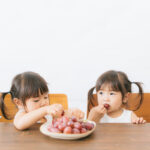 【保育士直伝】手づかみ食べをしない…1歳〜2歳の子どもの「1人食べ」を促す方法